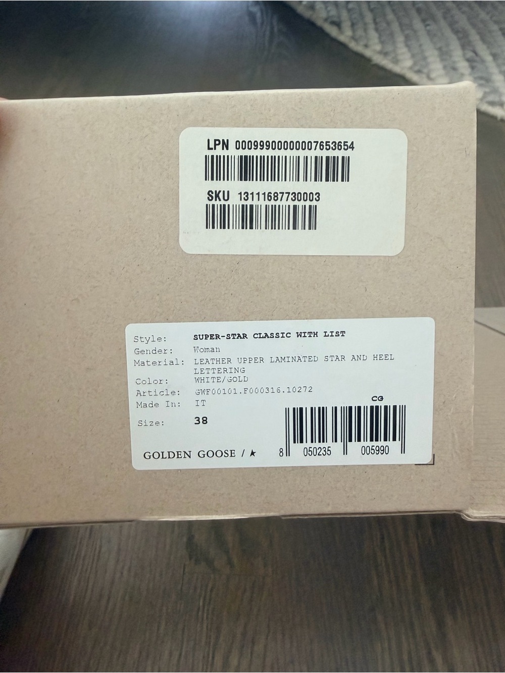 Golden Goose Super-Star Classic Boxed - White and Gold Label
Upgraded laces!!